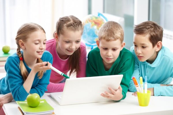 Cum să depășești provocările educației online pentru copii: sfaturi și strategii eficiente