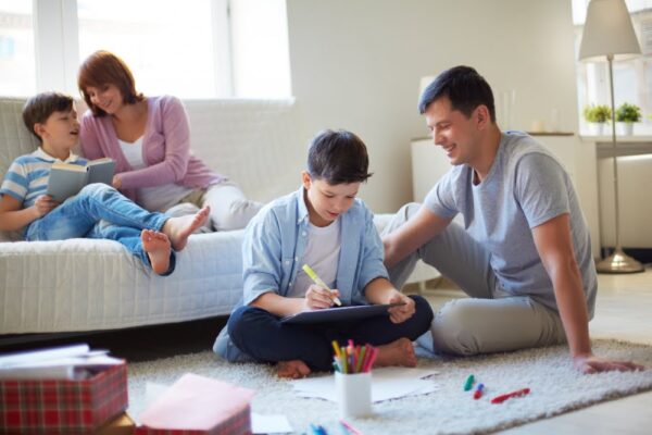 Strategii de parenting pentru adolescenți: cum să menții echilibrul în relația cu copilul tău