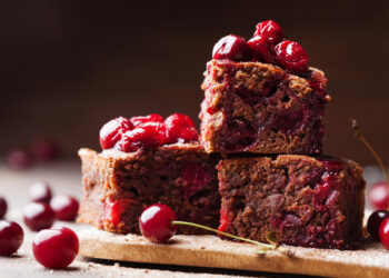 Prăjitură Brownie cu vișine sau cireșe