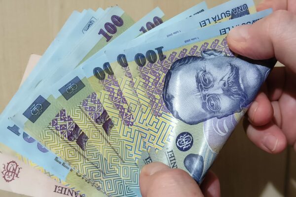 ANPIS a virat peste 1,2 miliarde de lei pentru alocațiile copiilor și alte beneficii sociale. Câți români au primit bani în aprilie