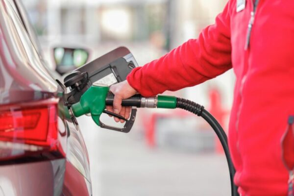 Parlamentul discută măsuri pentru reducerea prețului carburanților. Acciza ar putea fi redusă cu până la 25%