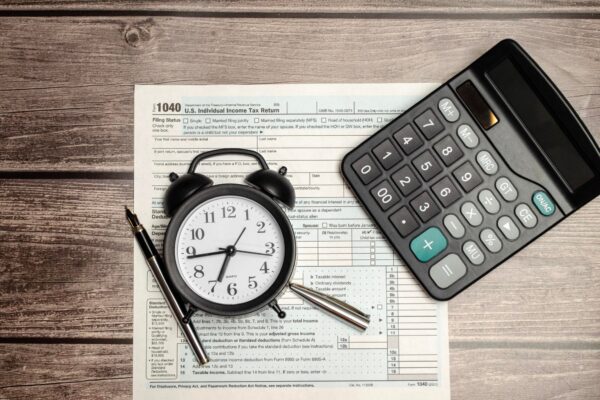 Penalități de întârziere: cum le calculezi și cum le scrii în contract