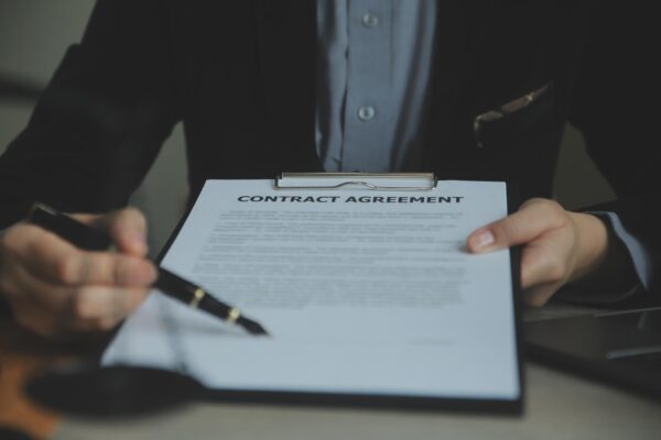 Ce pui într-un contract de prestări servicii ca să te protejezi