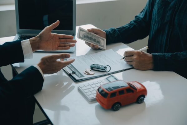 Mașină pe firmă: leasing, credit sau achiziție din fonduri proprii