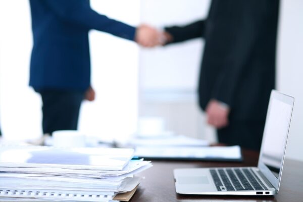 Cum verifici un client nou înainte să semnezi contractul