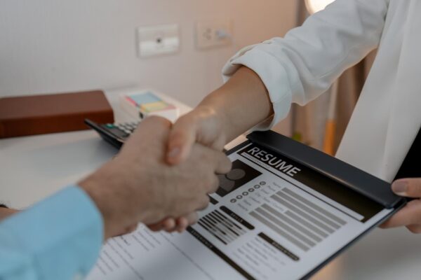 Ce conține un contract individual de muncă și ce se negociază