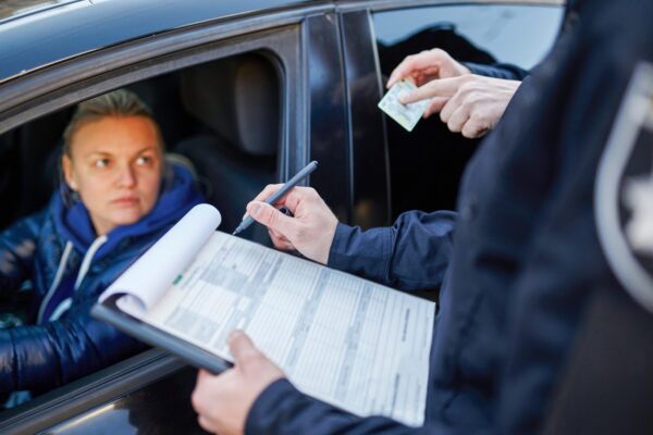 Amenzi primite de angajați cu mașina firmei: cine plătește
