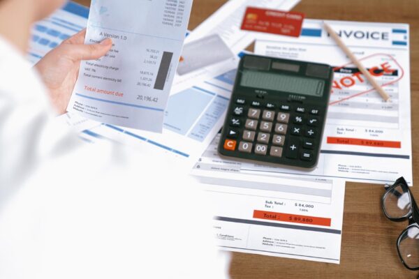 Factoring: cum transformi facturile neîncasate în bani acum