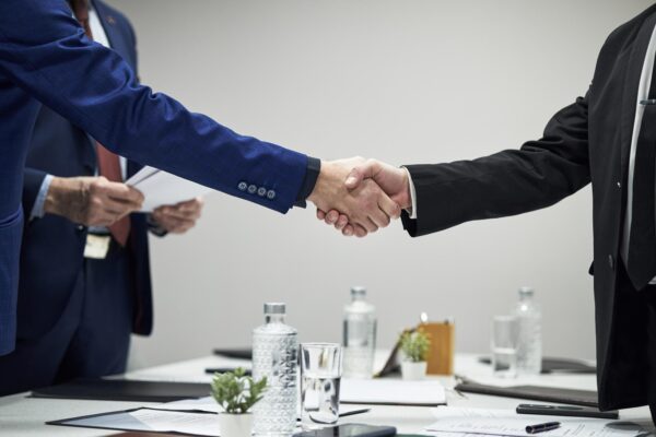 Negocierea cu clienții: cum stabilești limitele înainte de discuție